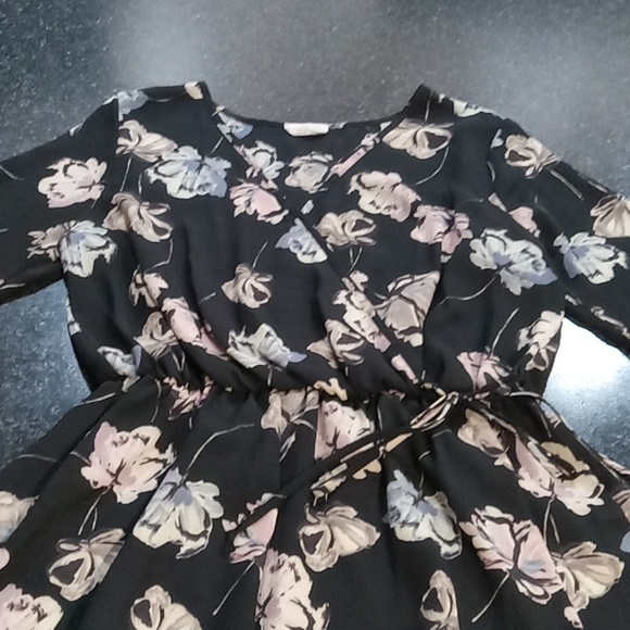 Flowered blouse banded around waste very flattering - Picture 2 of 2